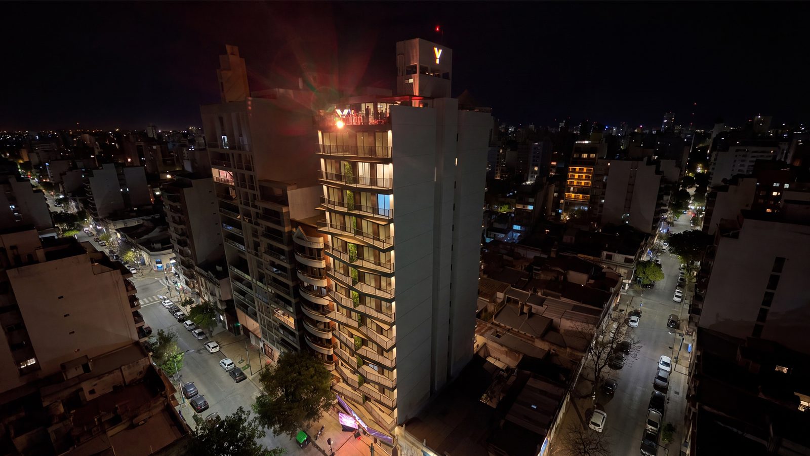 Torre Melek, de Yacoub, iluminada de noche en el casco urbano de La Plata