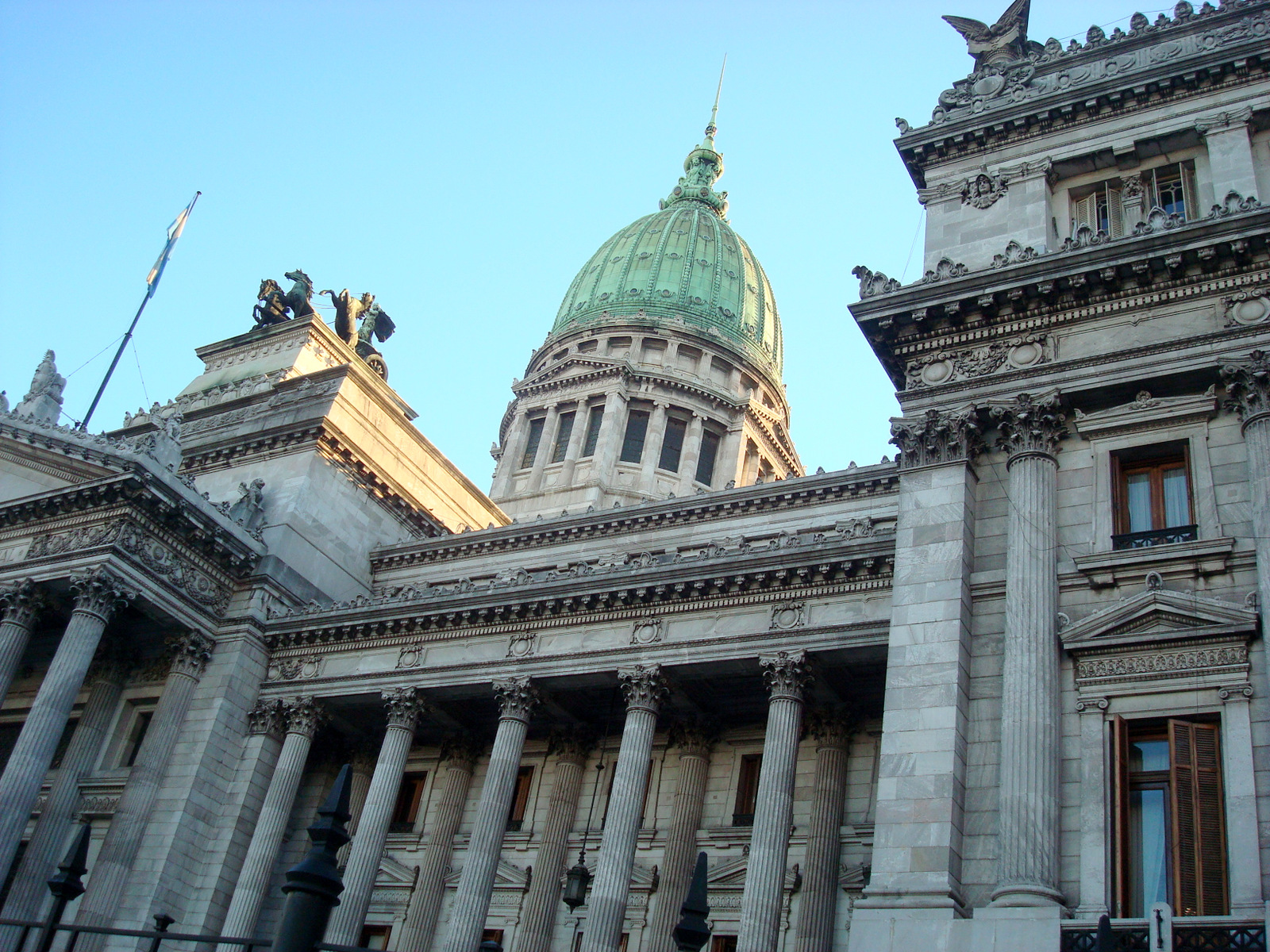 El Palacio del Congreso visto desde la plaza, en Balvanera