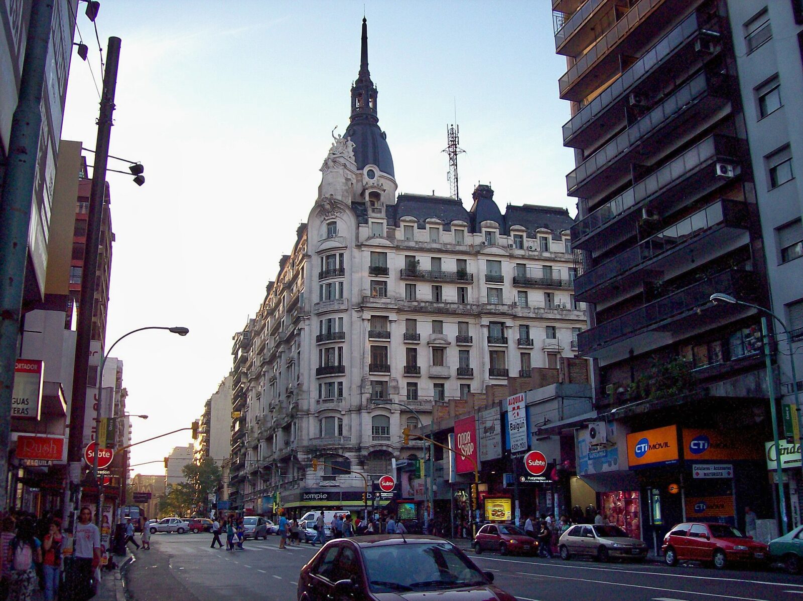 La esquina de Corrientes y Pueyrredón, en Balvanera