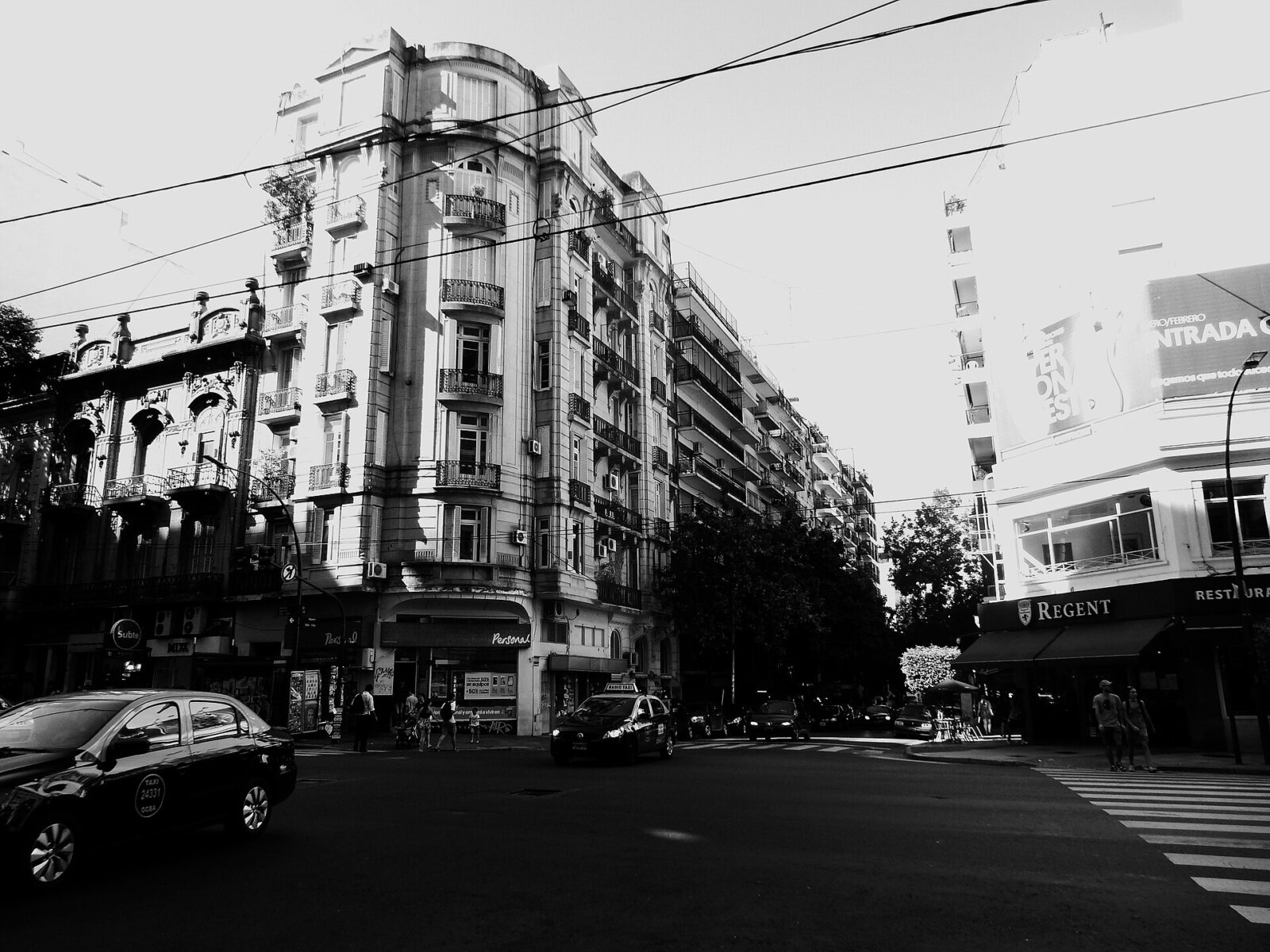 La Avenida Santa Fe y la calle Agüero, en Barrio Norte