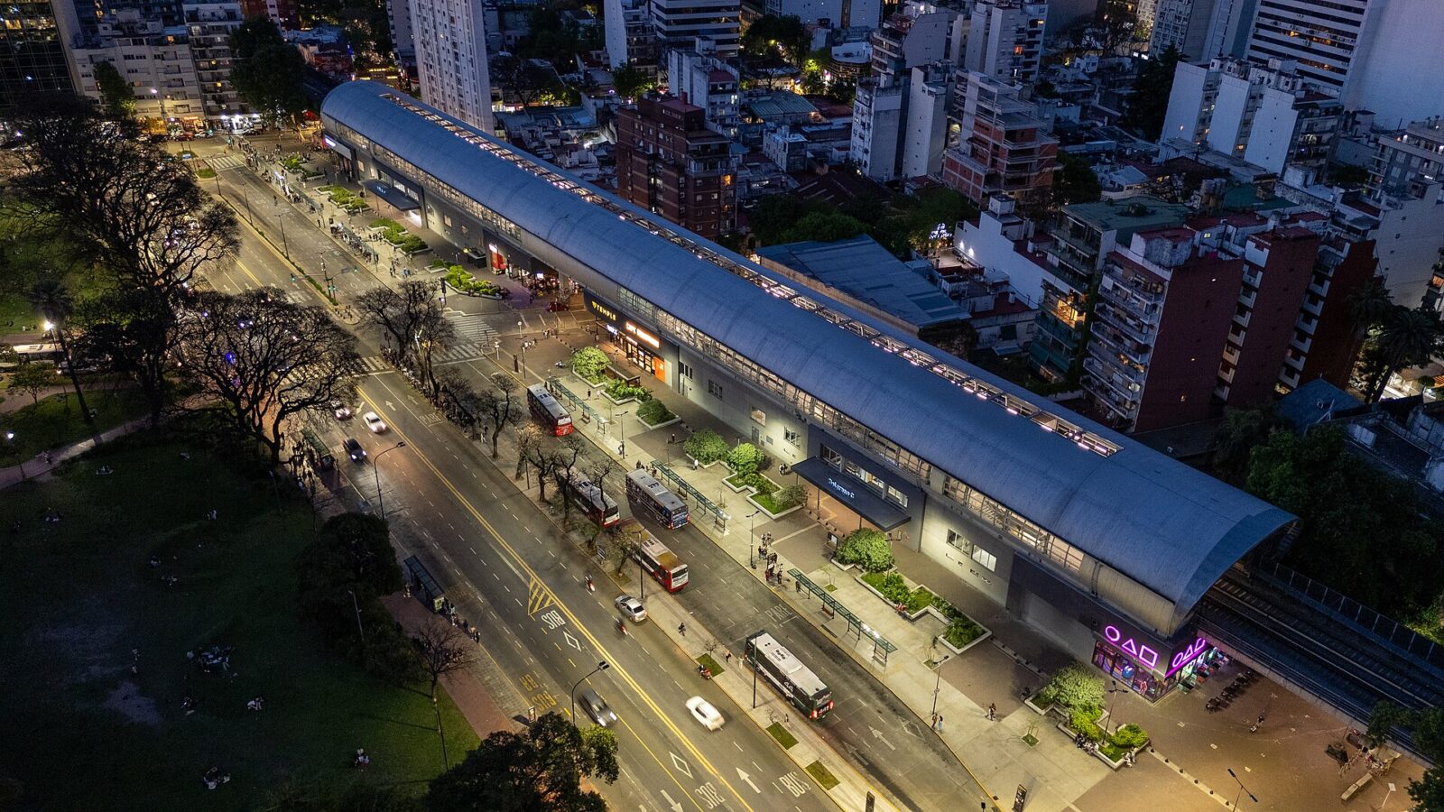 Las Barrancas de Belgrano, con el parque en pendiente y los edificios del barrio