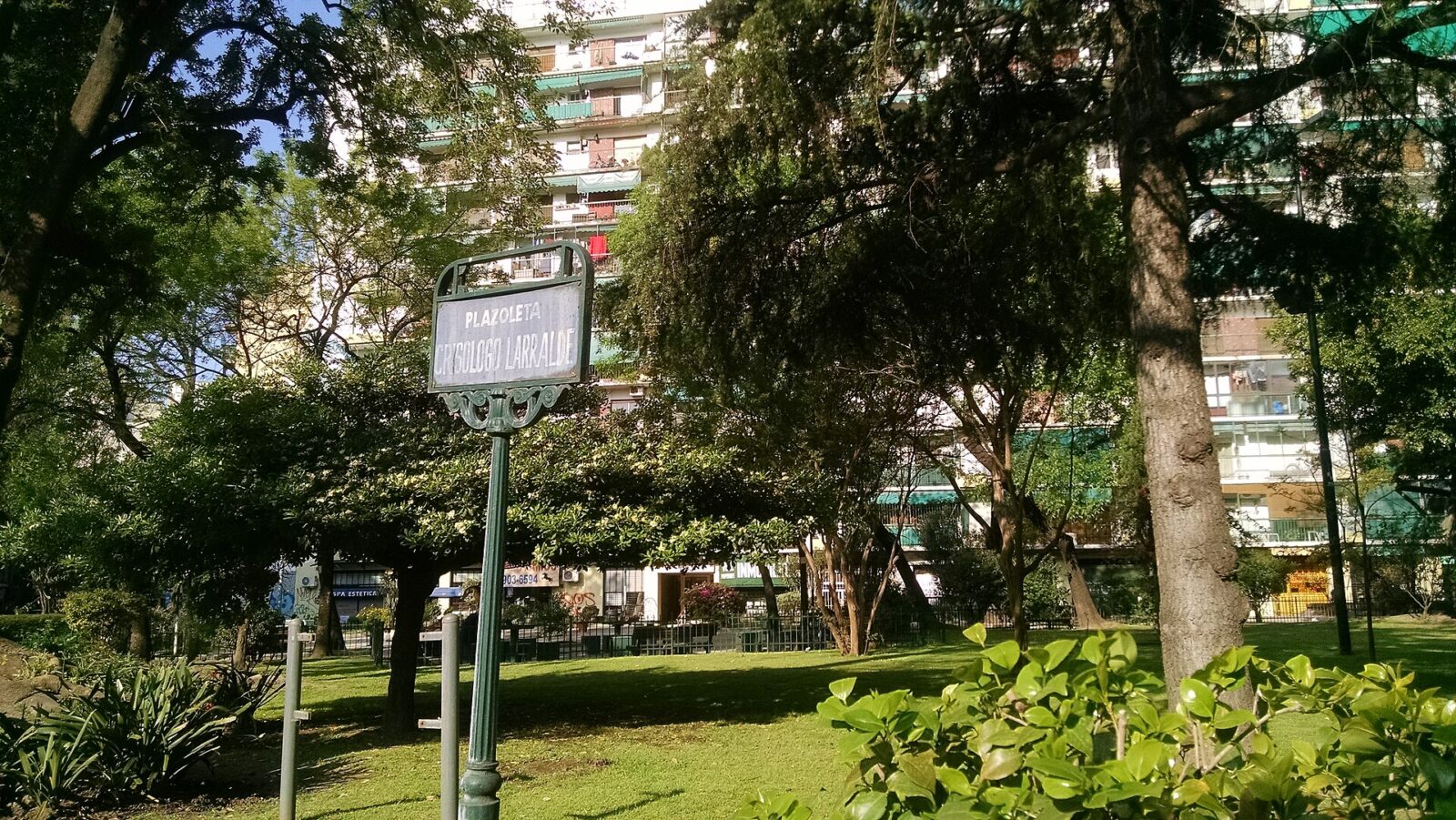 La Plazoleta Crisólogo Larralde de Caballito, con los edificios de Honorio Pueyrredón al fondo