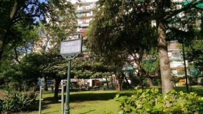 La Plazoleta Crisólogo Larralde de Caballito, con los edificios de Honorio Pueyrredón al fondo