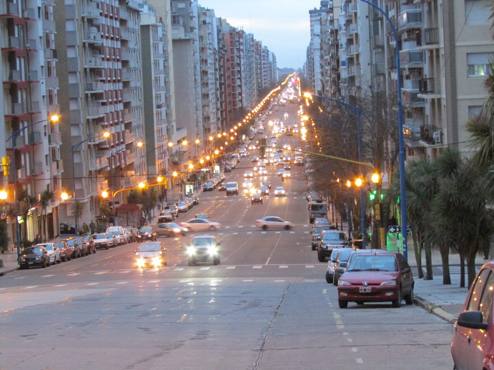 La Avenida Colón de Mar del Plata al atardecer