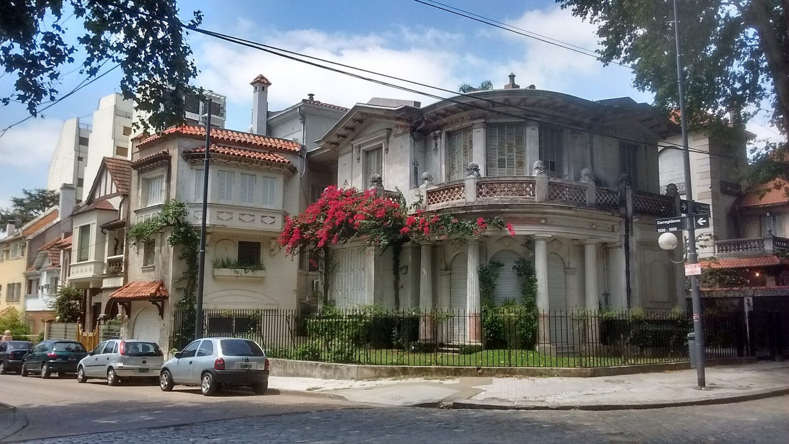 Una casa de esquina en la Avenida de los Incas, en Colegiales