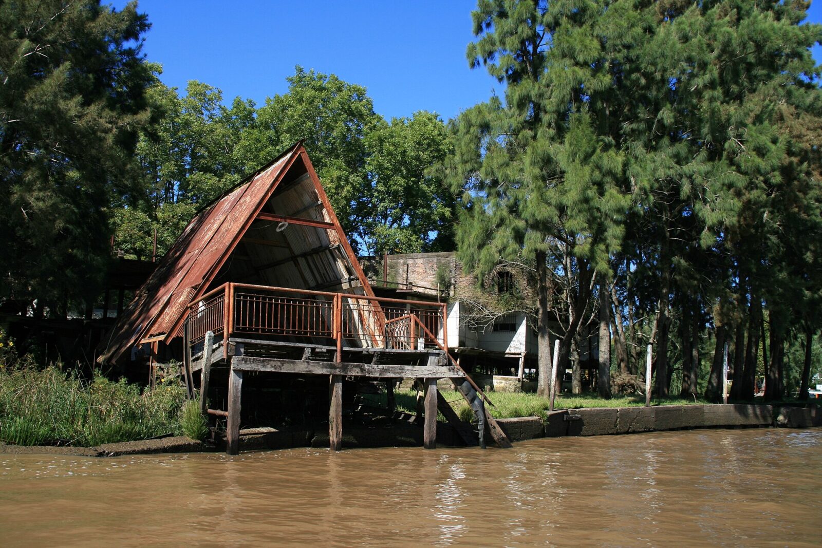 Un río del Delta del Tigre, con las casas sobre la costa