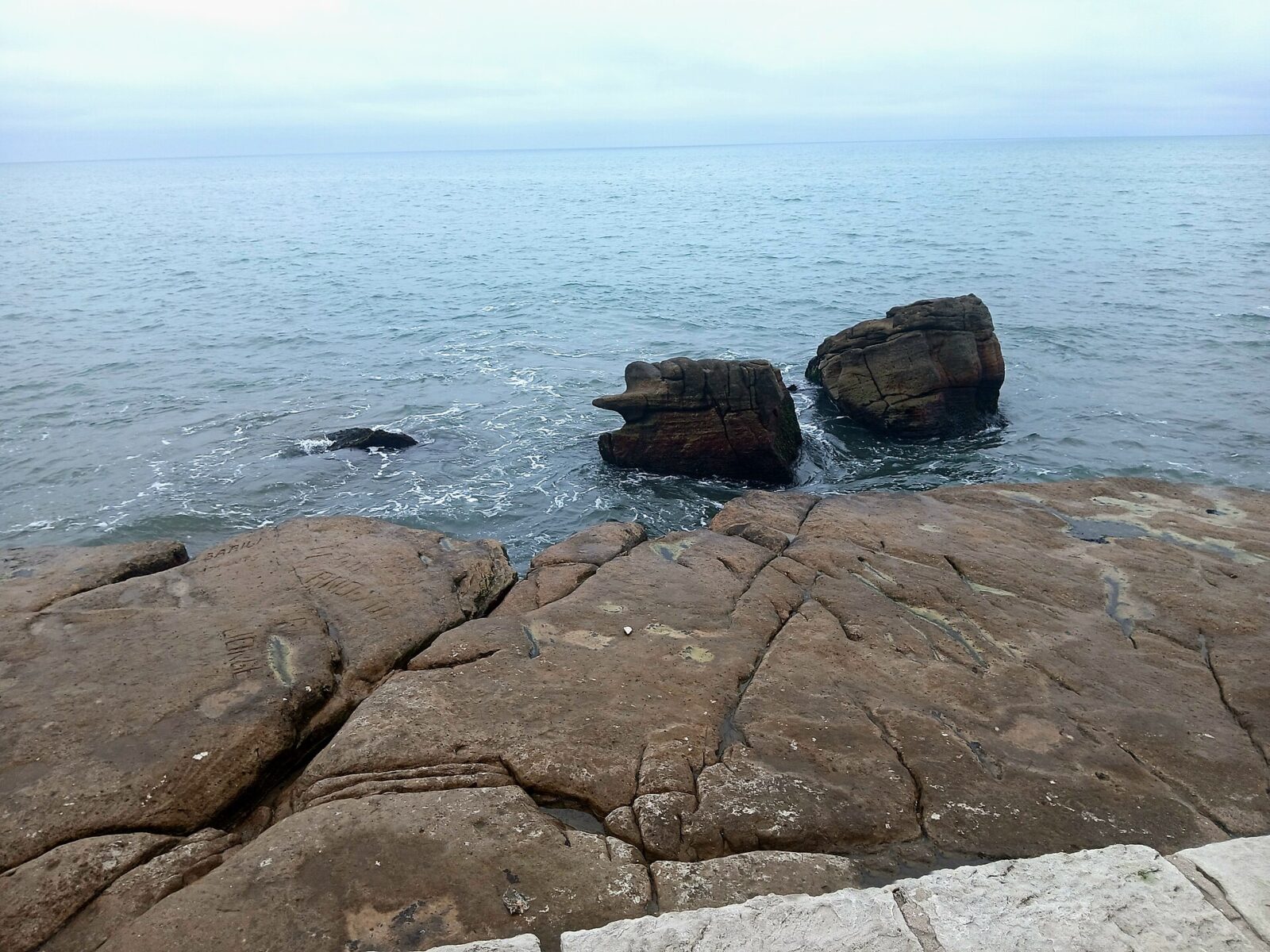 Las rocas de la playa La Perla