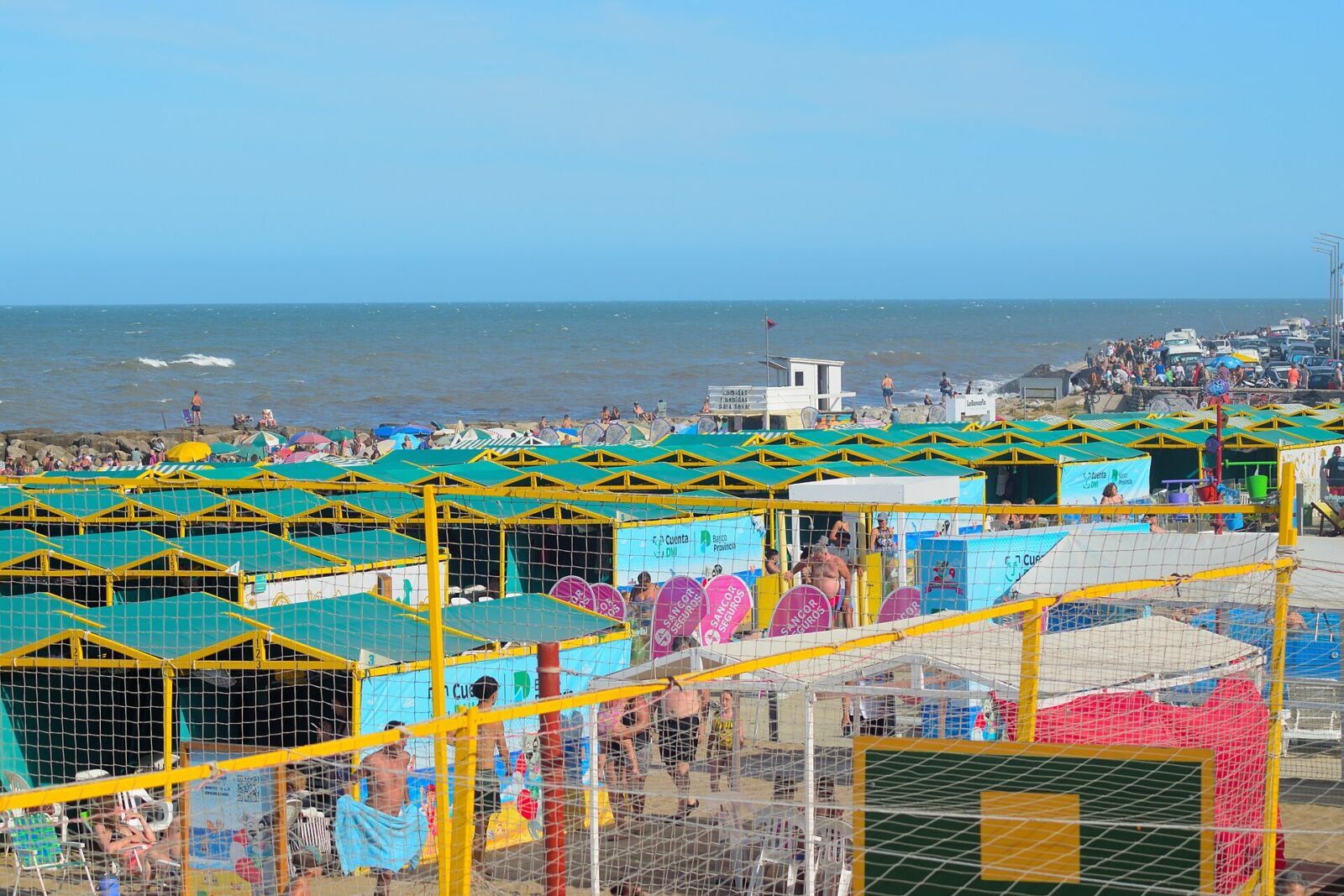Las sombrillas de la playa La Perla, en Mar del Plata