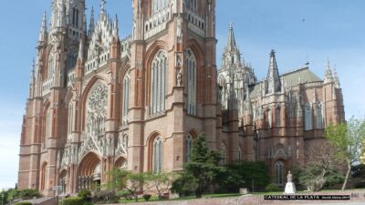 La Catedral de La Plata, neogótica, vista de frente desde la Plaza Moreno