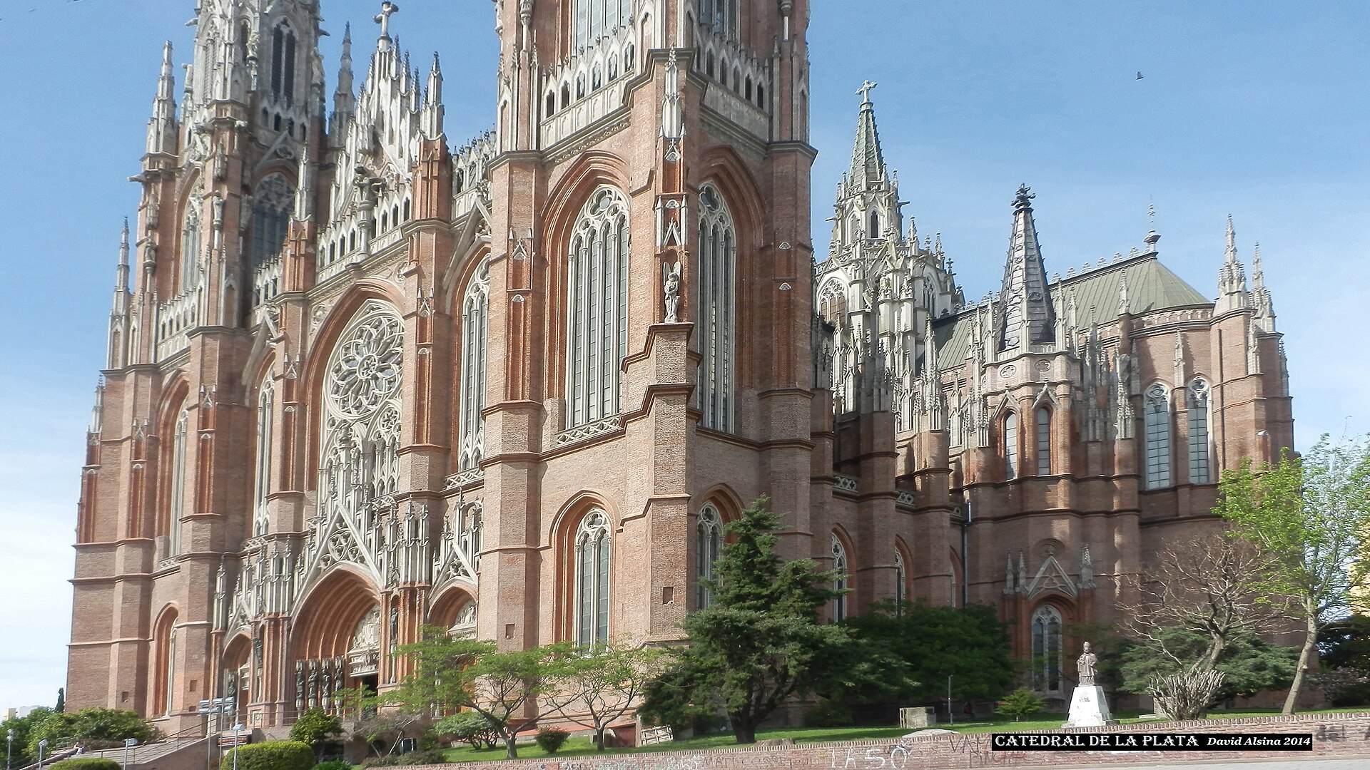 La Catedral de La Plata vista desde la plaza Moreno, con su fachada neogótica de ladrillo y las dos torres