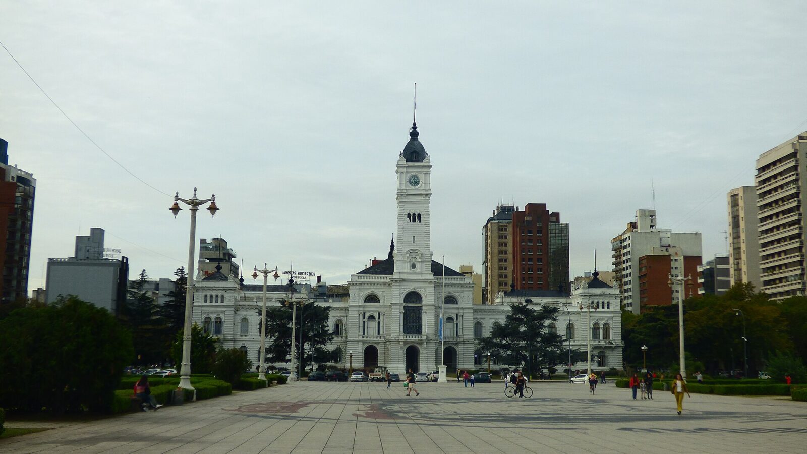 La Plaza Moreno de La Plata, el centro de la cuadrícula, con la Catedral al fondo