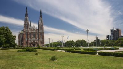 La Plaza Moreno de La Plata con la Catedral de fondo