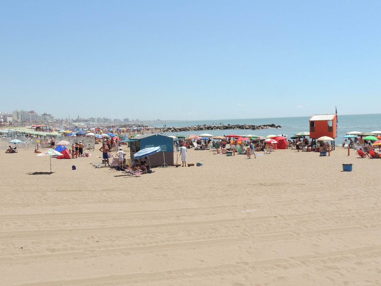 La Playa Bristol de Mar del Plata, con la rambla y el casino