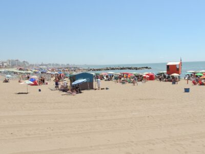 La Playa Bristol de Mar del Plata, con la rambla y el casino