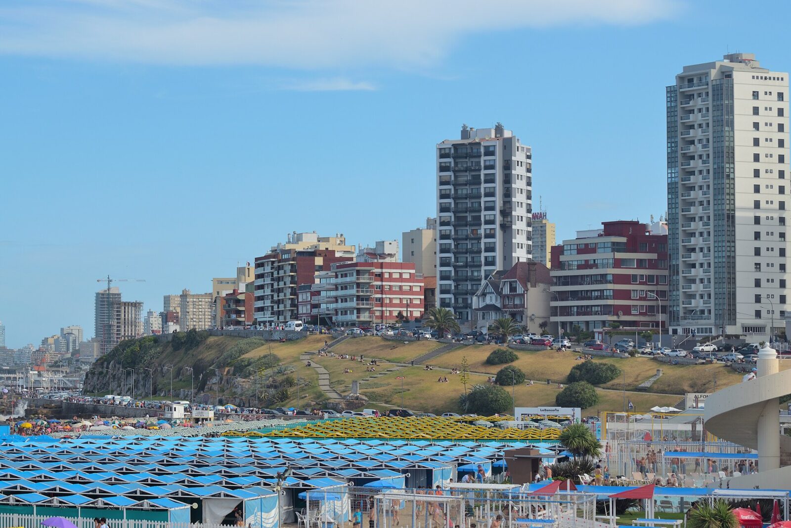 La playa La Perla de Mar del Plata y la línea de edificios de la costa