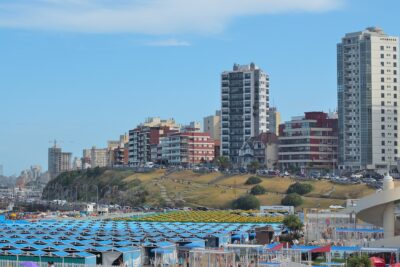 La playa La Perla de Mar del Plata y la línea de edificios de la costa
