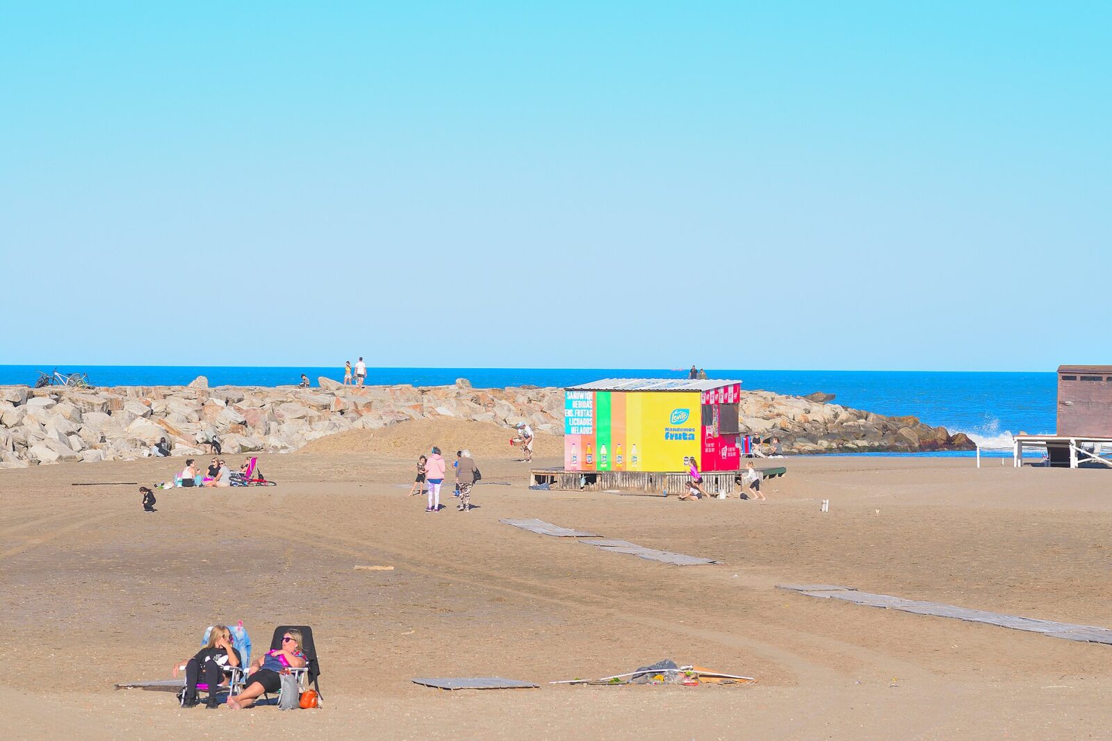 La Playa Varese de Mar del Plata, con la bahía y los edificios de la costa