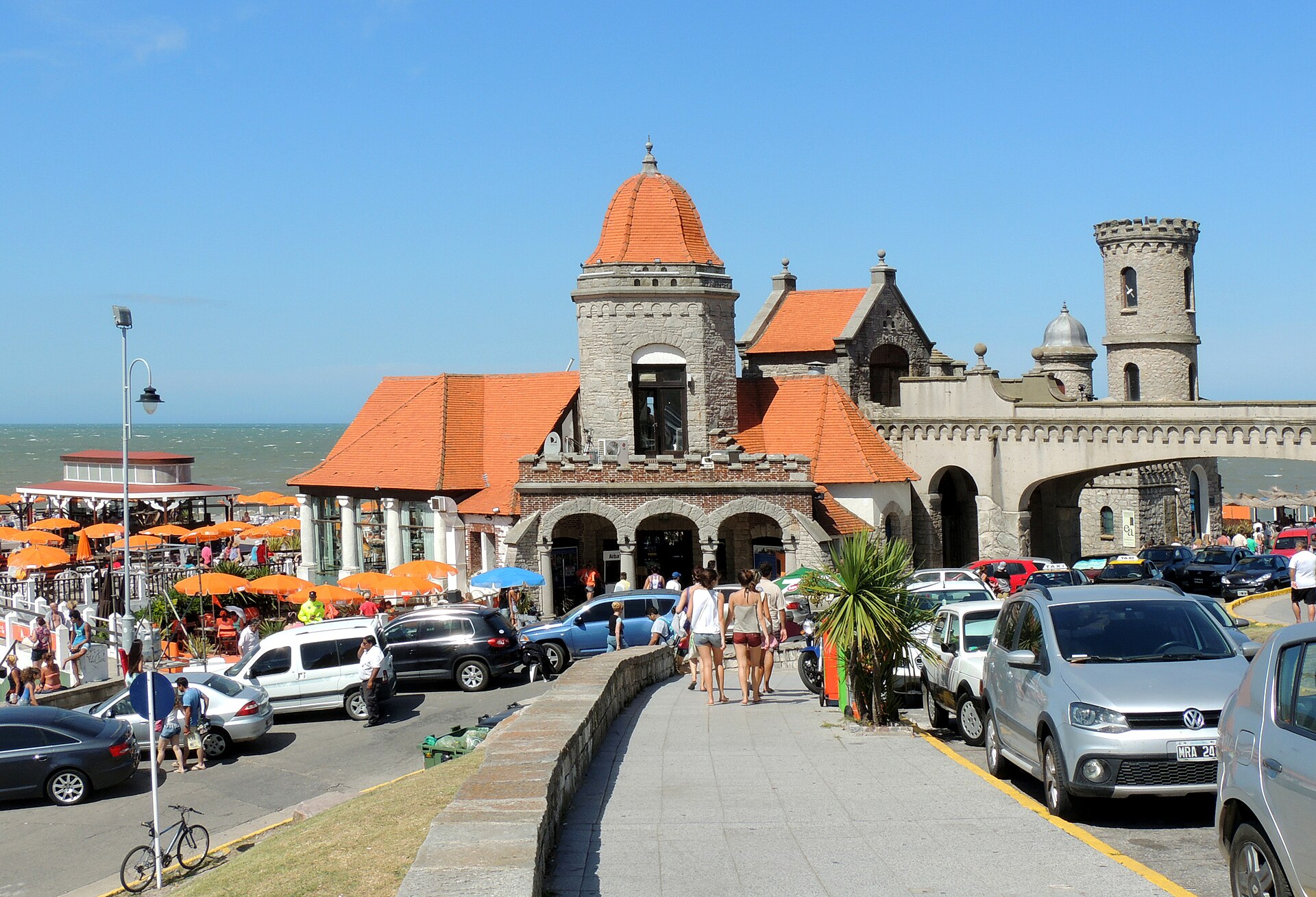 El Torreón del Monje sobre las rocas de la costa de Mar del Plata, con el mar de fondo