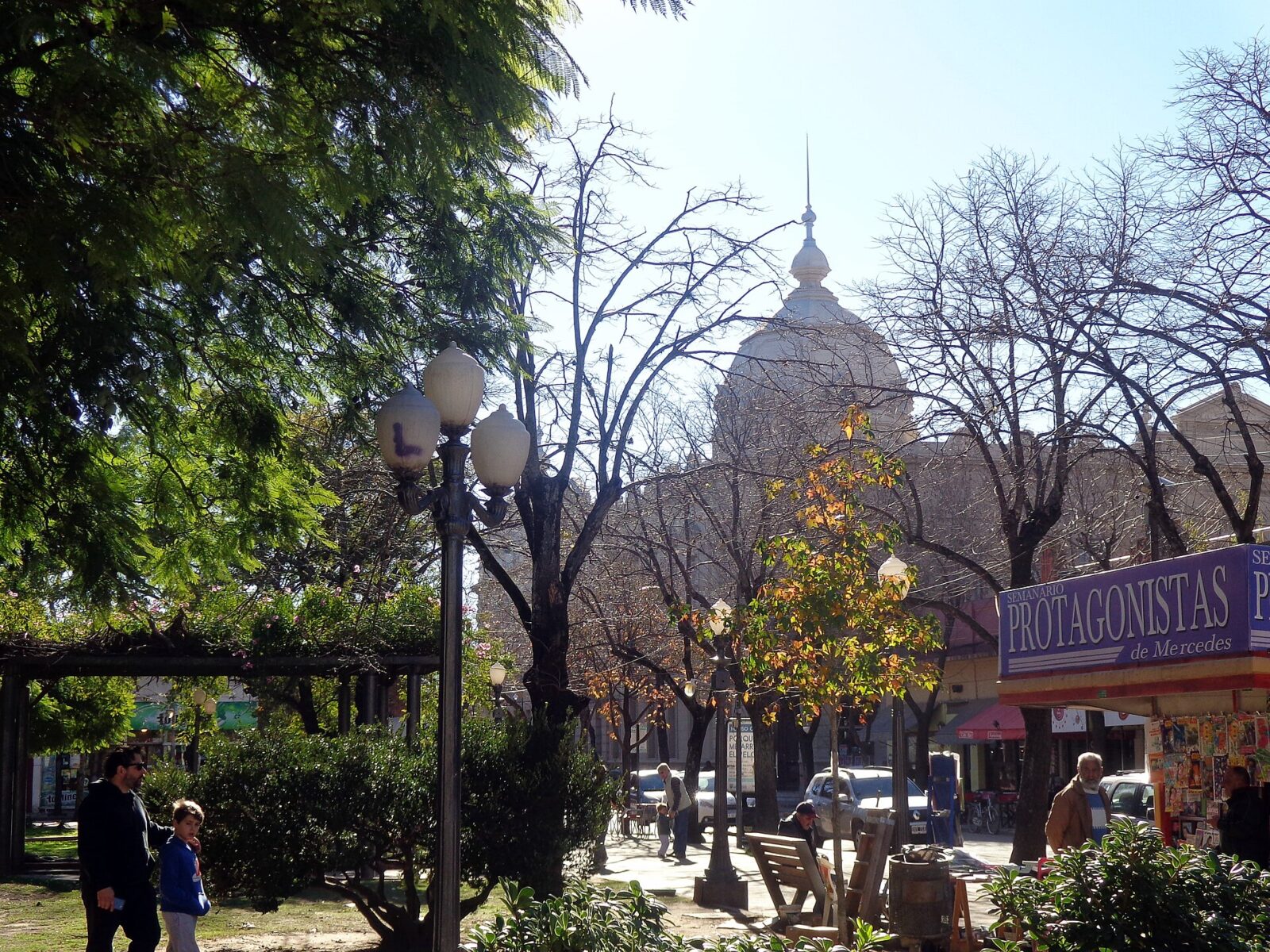El Palacio de Tribunales de Mercedes, desde la plaza