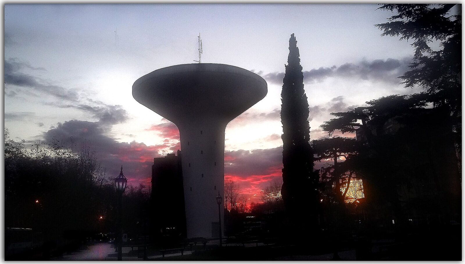 El tanque de agua de la Plaza Enrique Santamarina, en Monte Grande, al amanecer