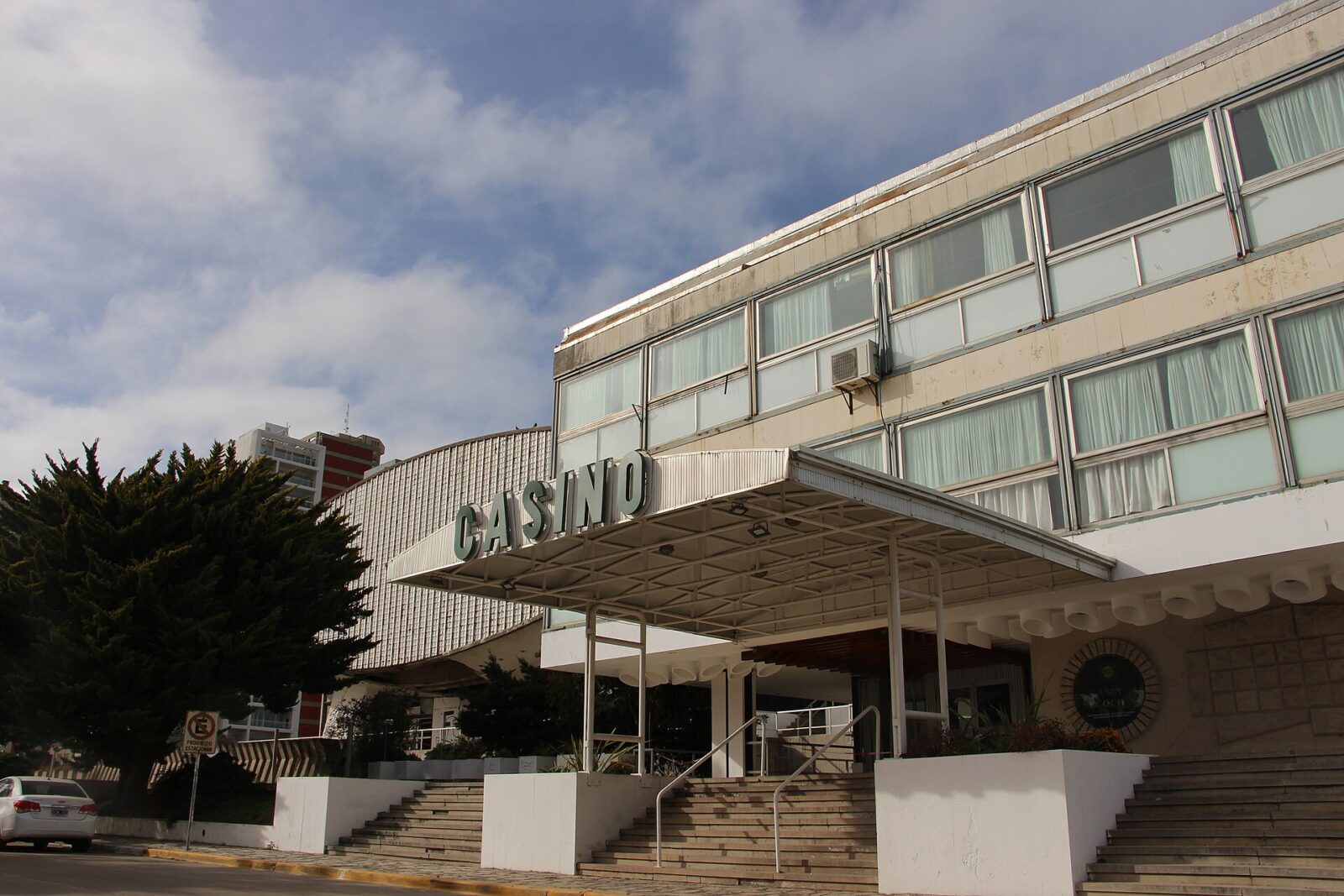 El casino de Necochea, frente al mar