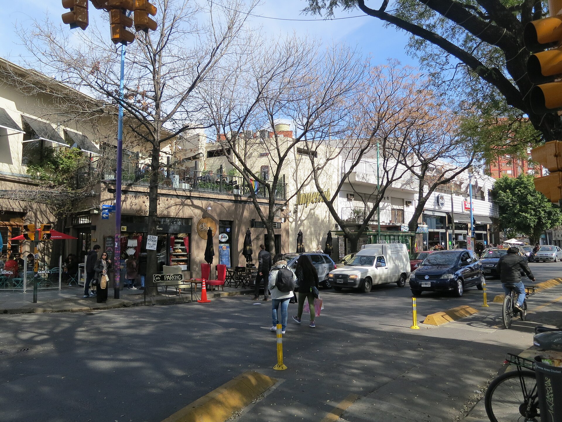 Plaza Serrano en Palermo, rodeada de bares y edificios bajos