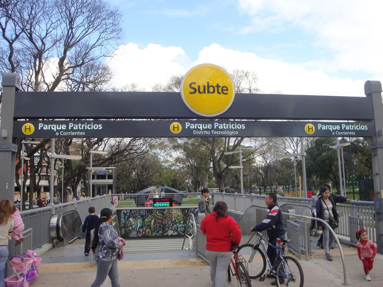 La entrada de la estación Parque Patricios del subte