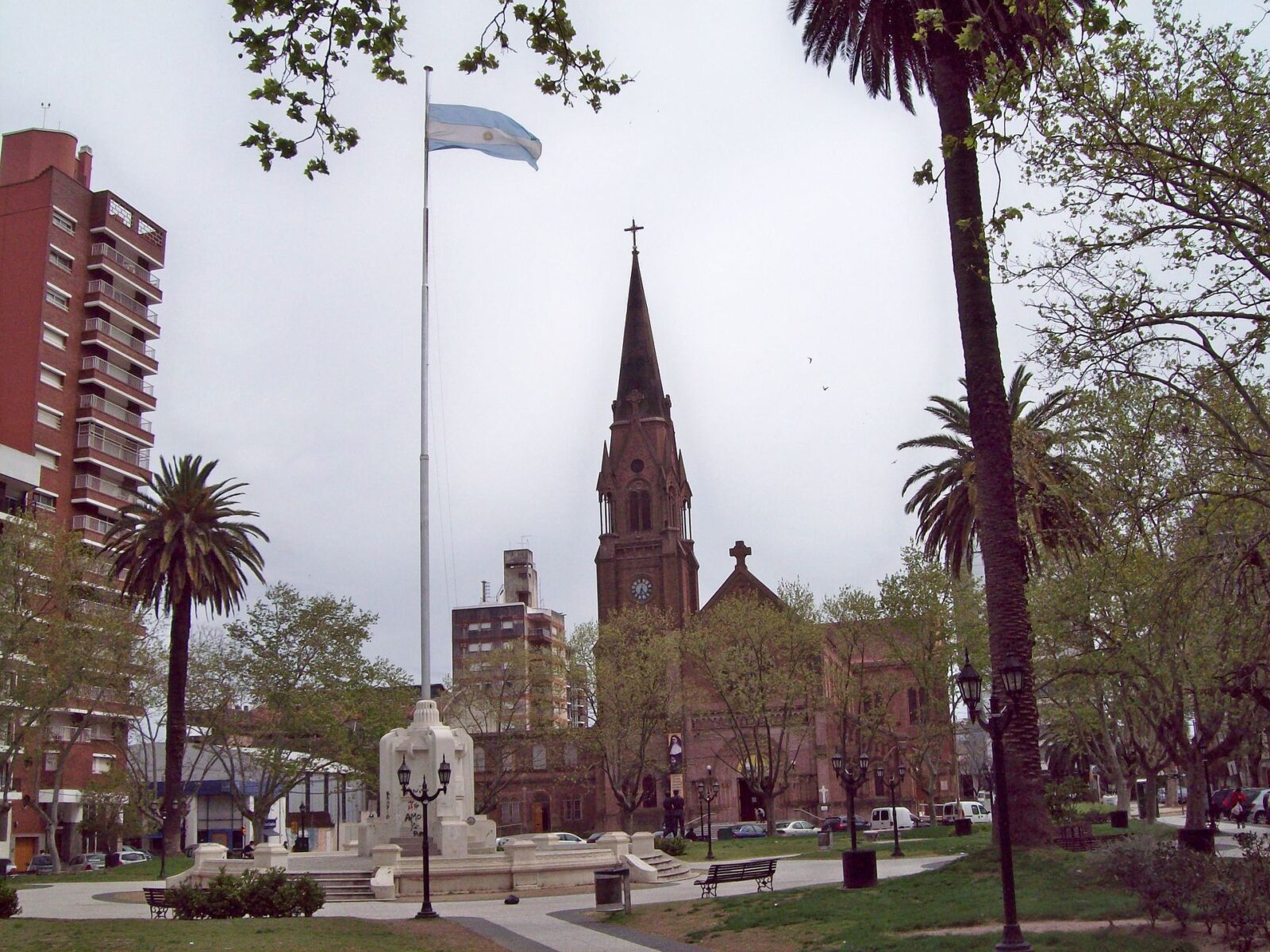 La plaza y la Parroquia Nuestra Señora de la Merced, en Pergamino