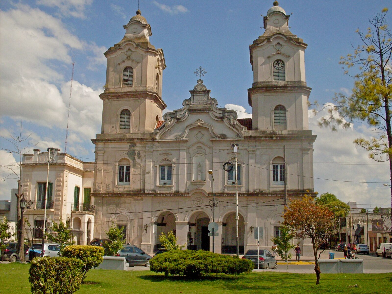 La Parroquia Nuestra Señora del Pilar, frente a la plaza de Pilar