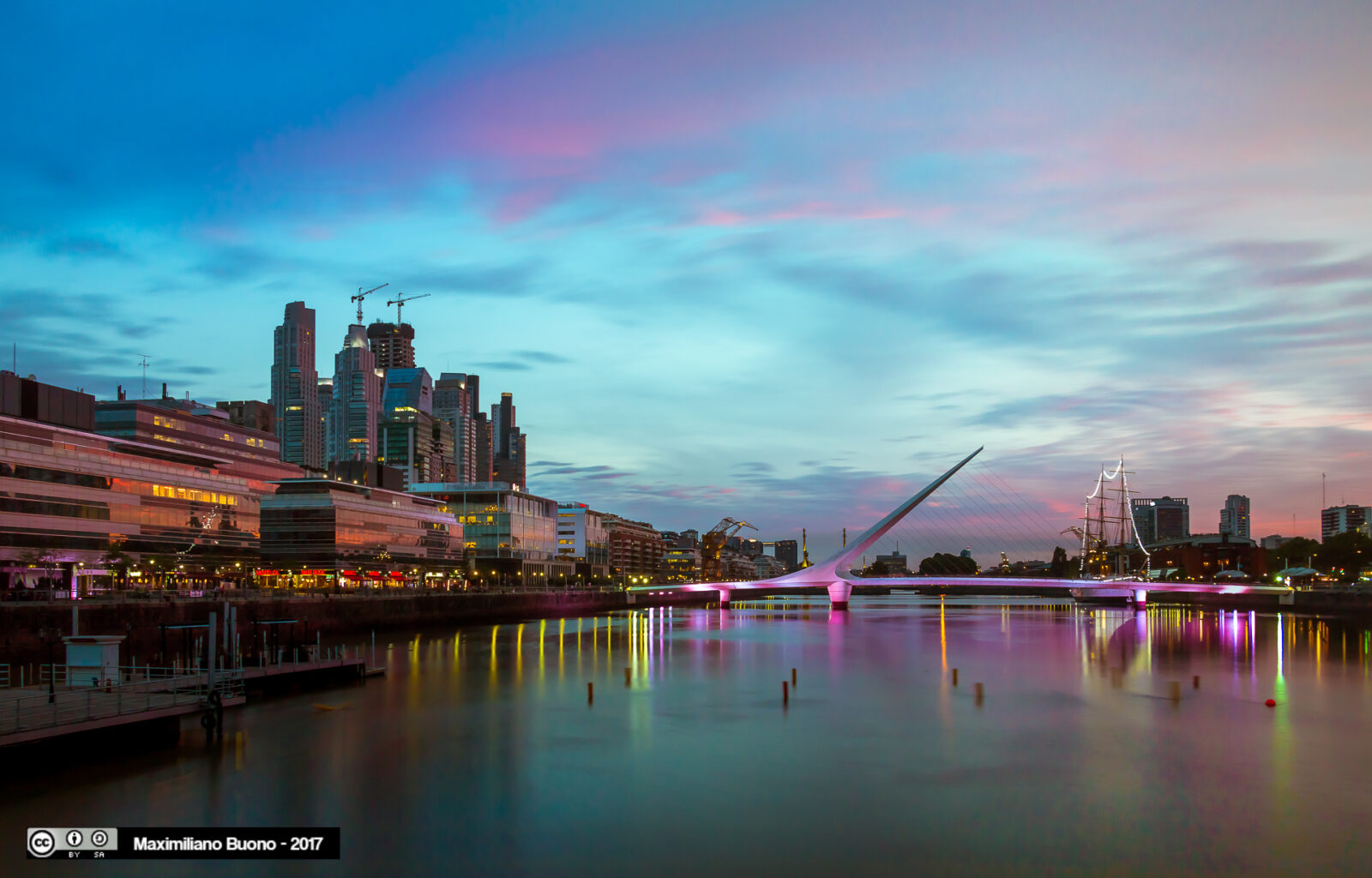 Los diques de Puerto Madero con el Puente de la Mujer y las torres de vidrio detrás