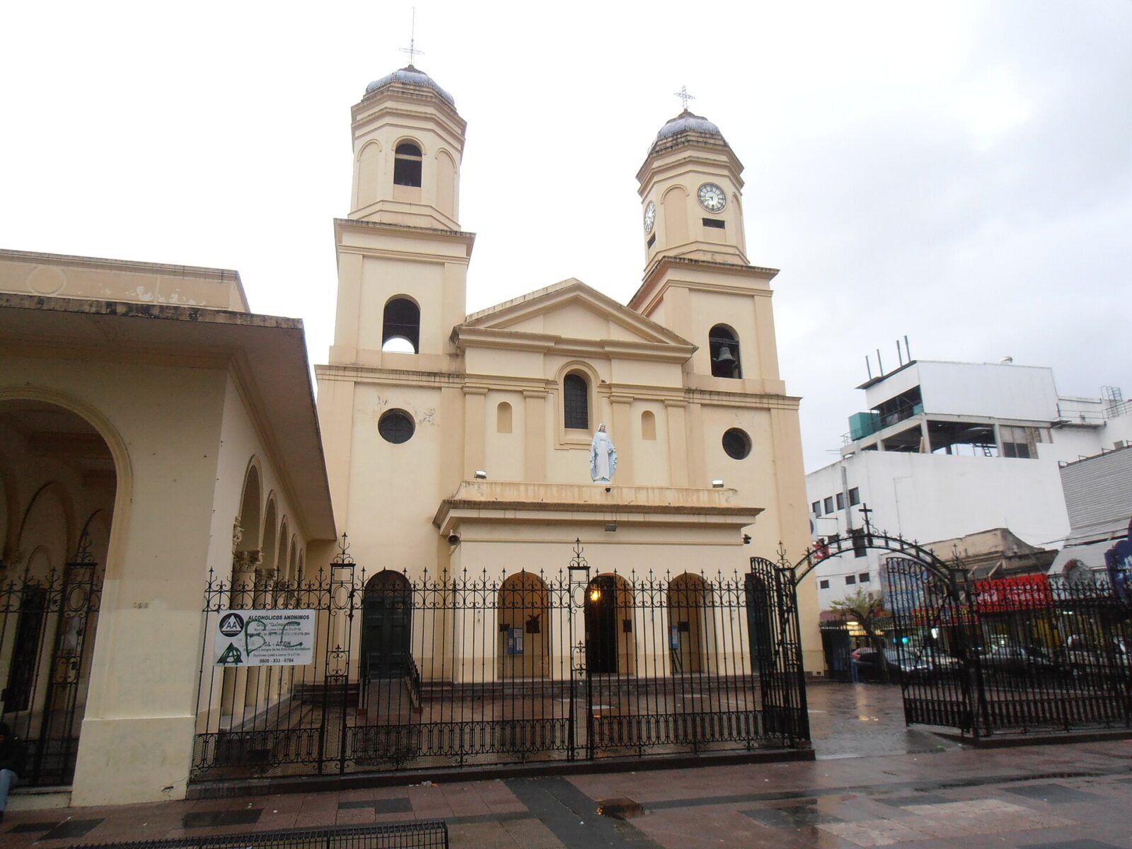 La Catedral Inmaculada Concepción de Quilmes, frente a la plaza San Martín