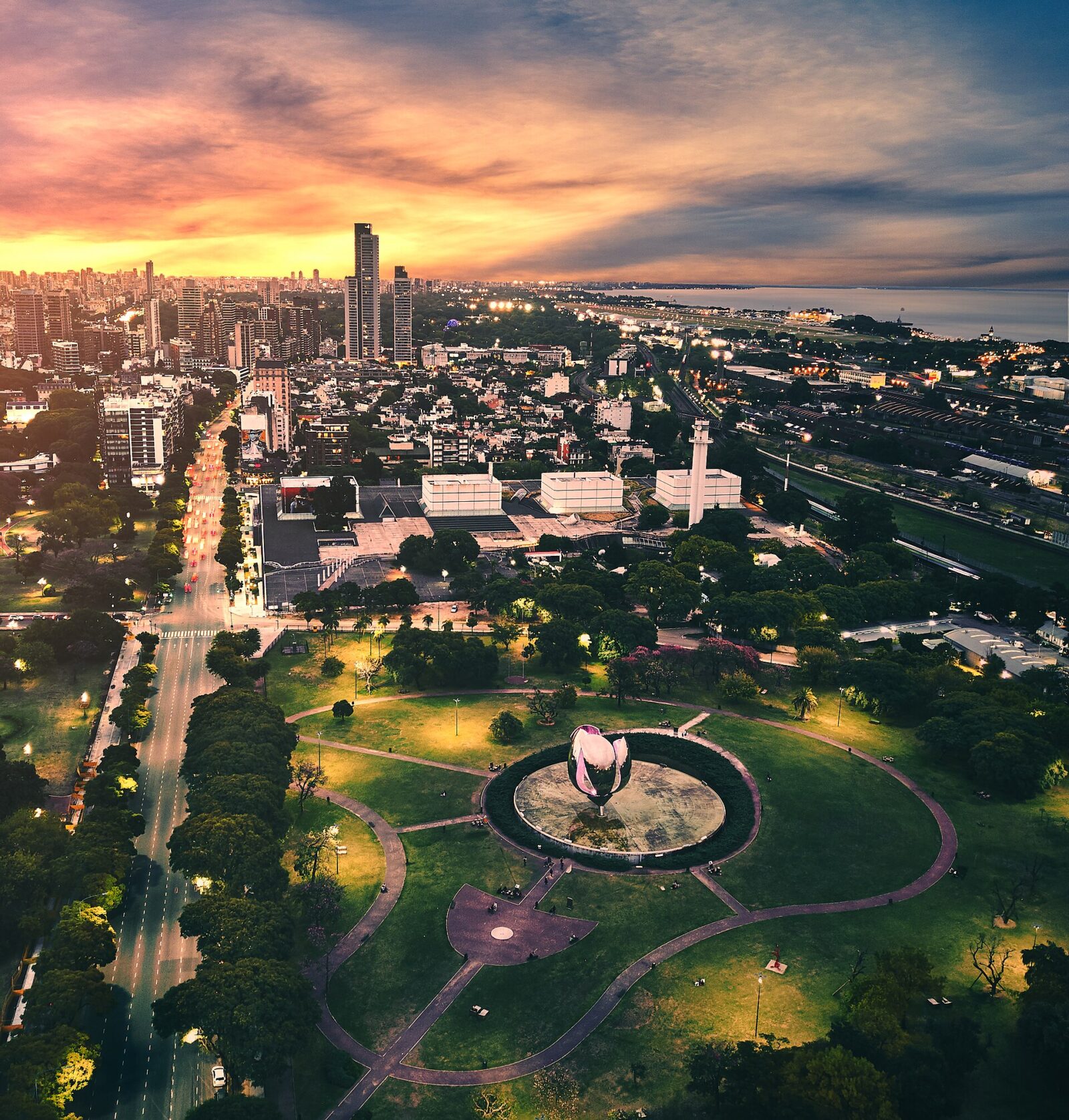 La Floralis Genérica de Recoleta, la flor de acero de la Plaza de las Naciones Unidas