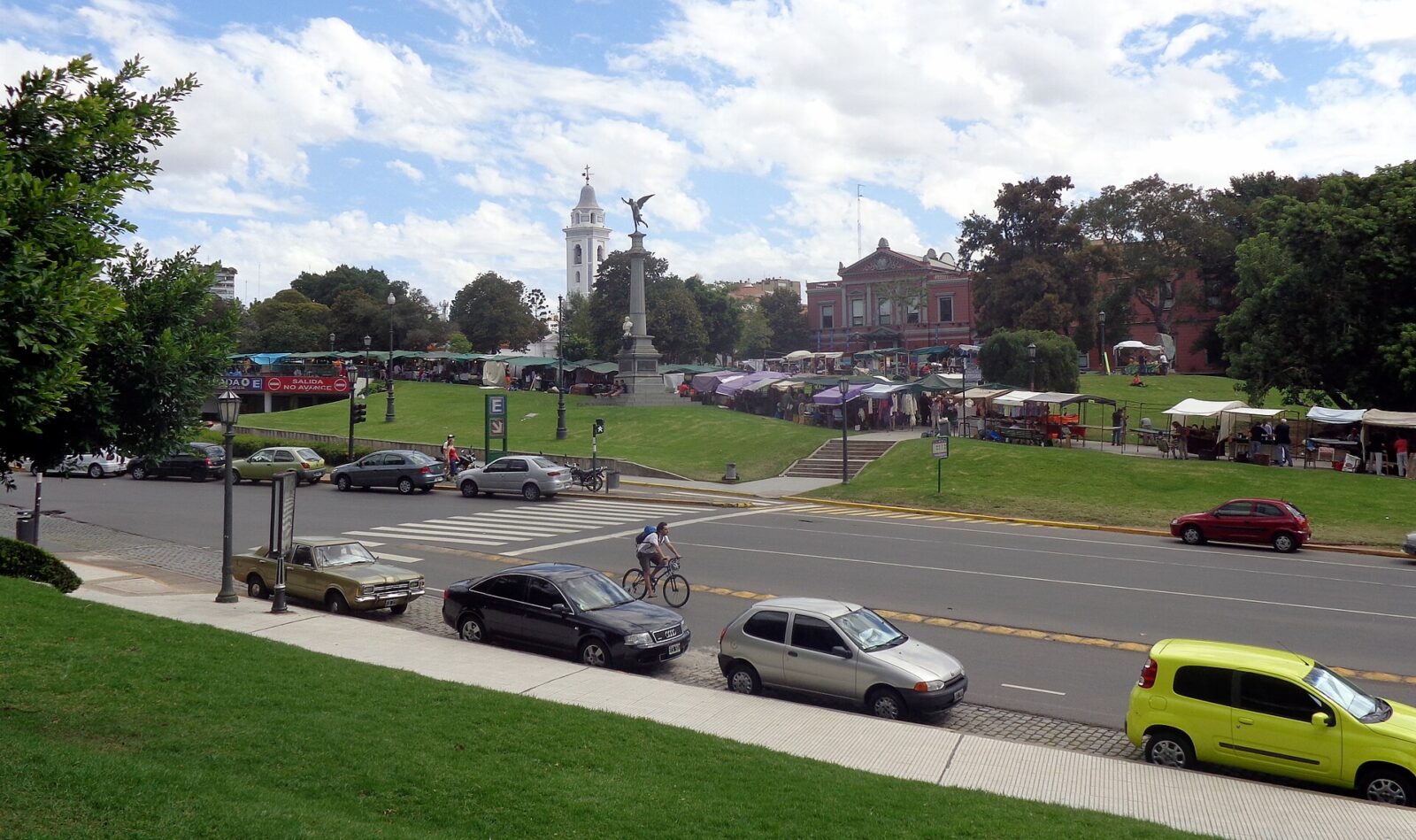 La Plaza Intendente Alvear de Recoleta, frente a la Basílica del Pilar