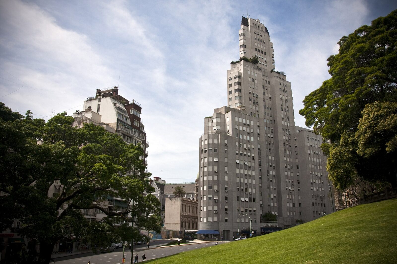 El edificio Kavanagh, frente a la Plaza San Martín, en Retiro