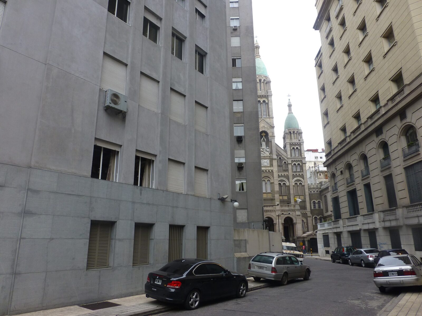 El pasaje Kavanagh hacia la Plaza San Martín, en Retiro