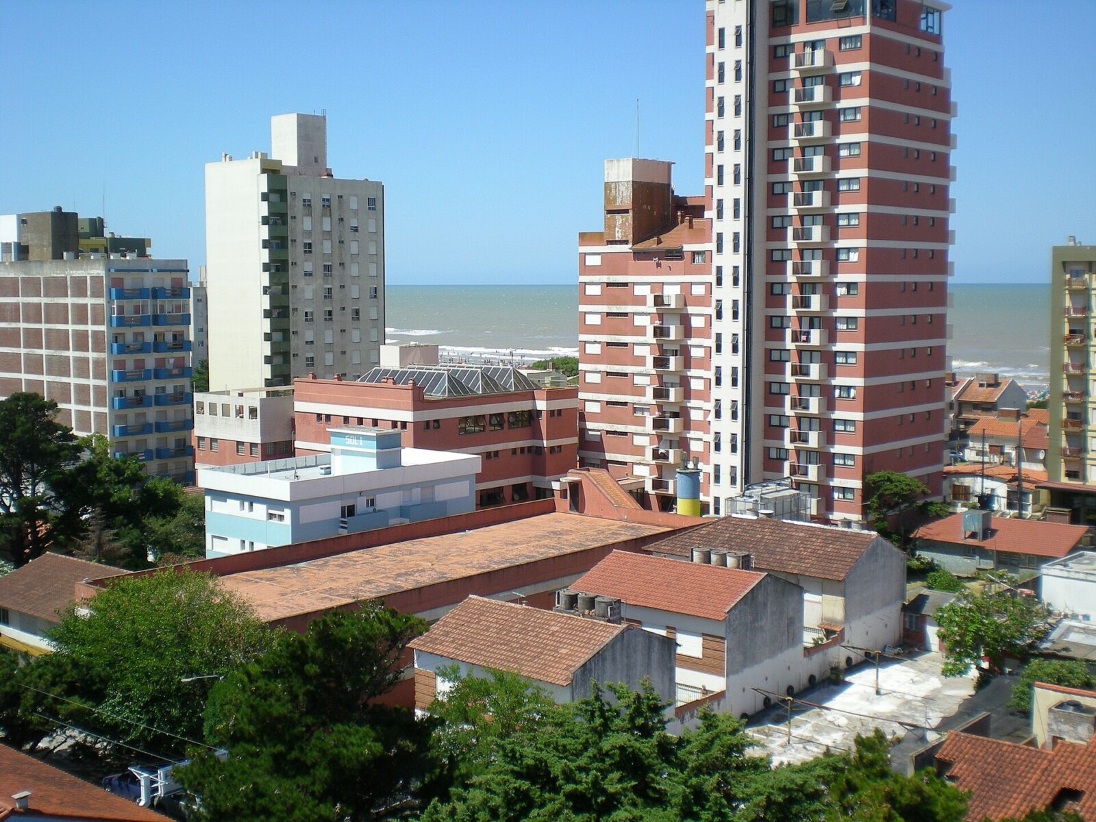 San Bernardo del Tuyú desde lo alto, con la costa y el mar