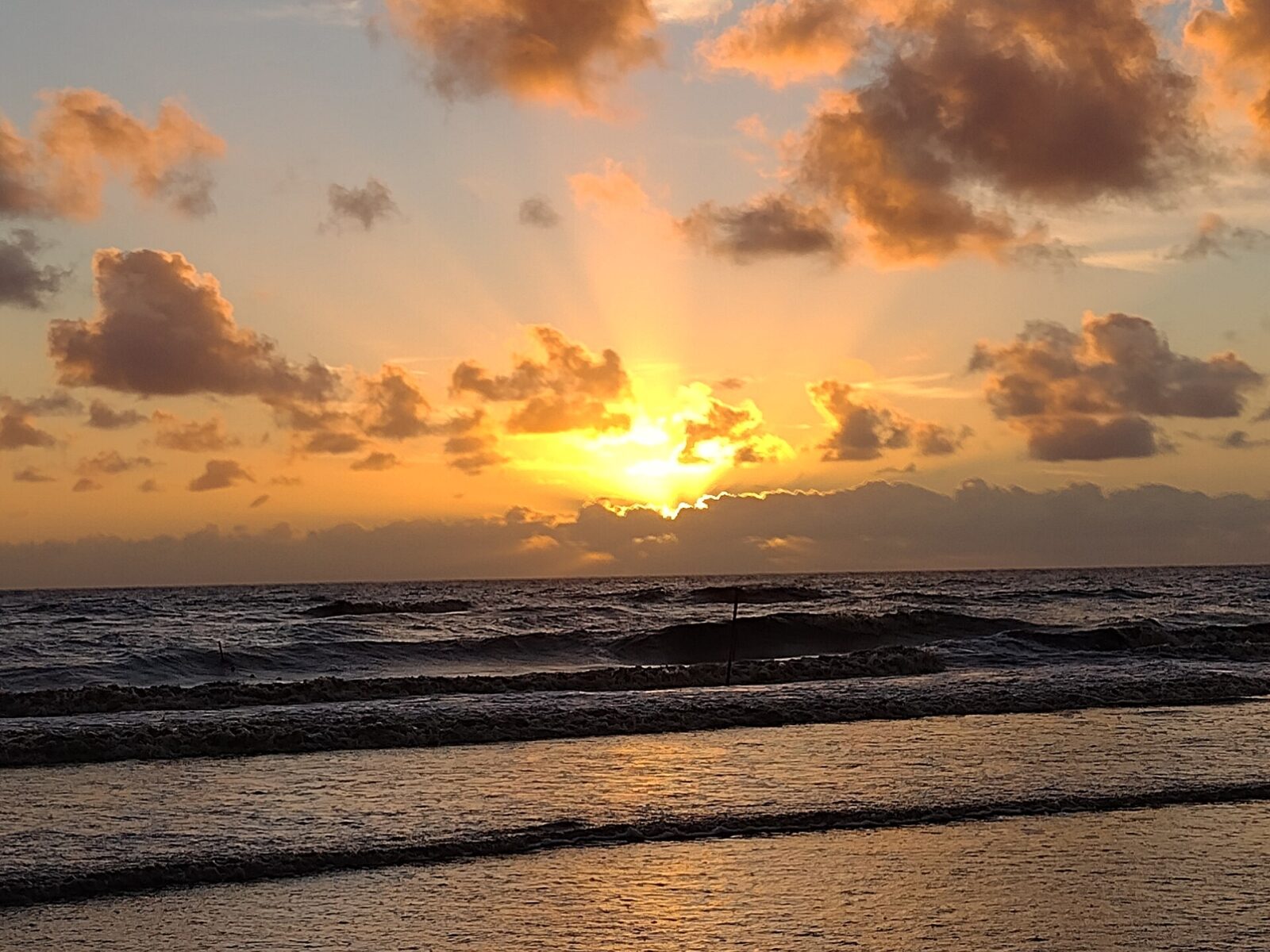 Salida del sol sobre el mar en San Clemente del Tuyú