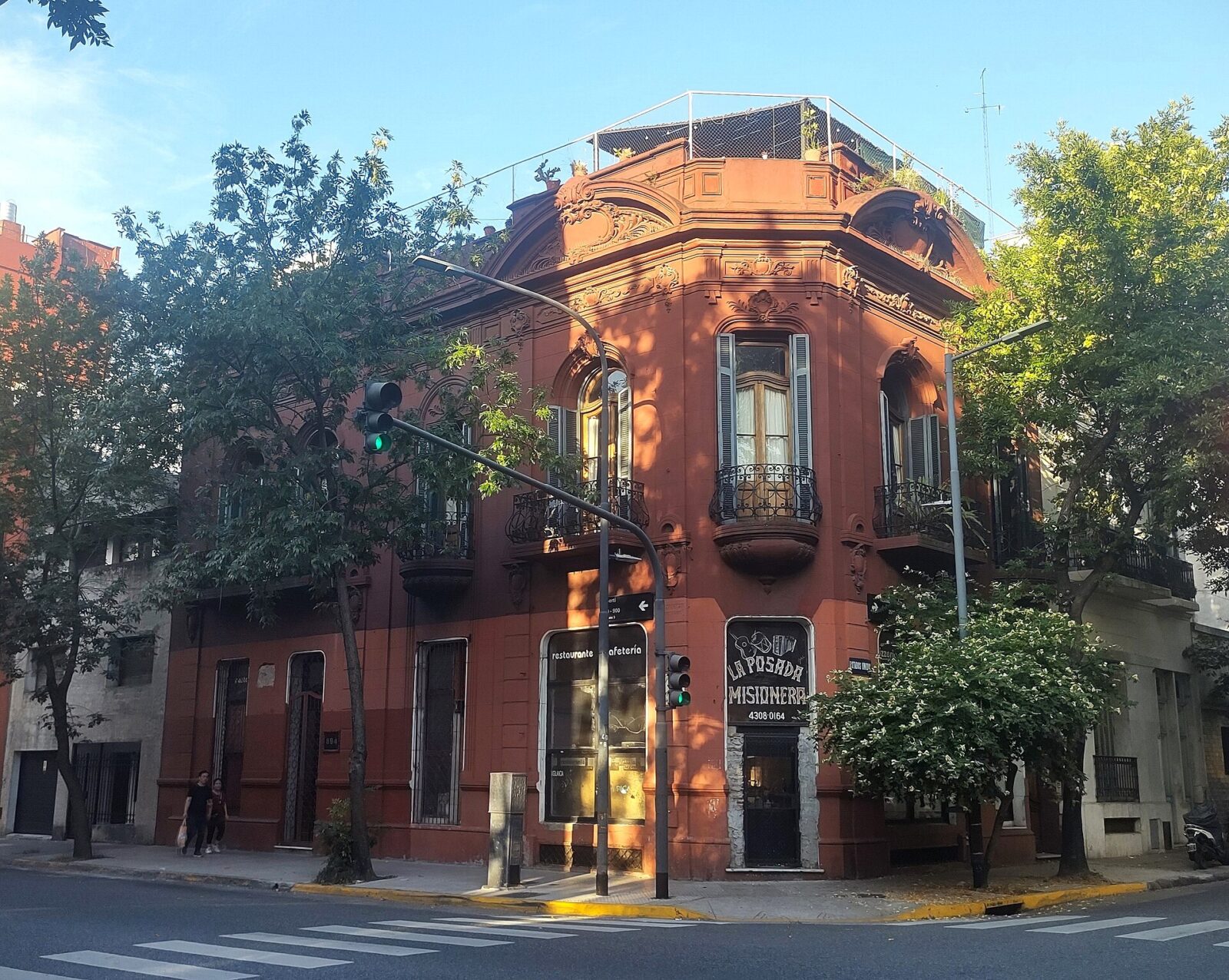 Una esquina del barrio de San Cristóbal, con el bar La Posada Misionera
