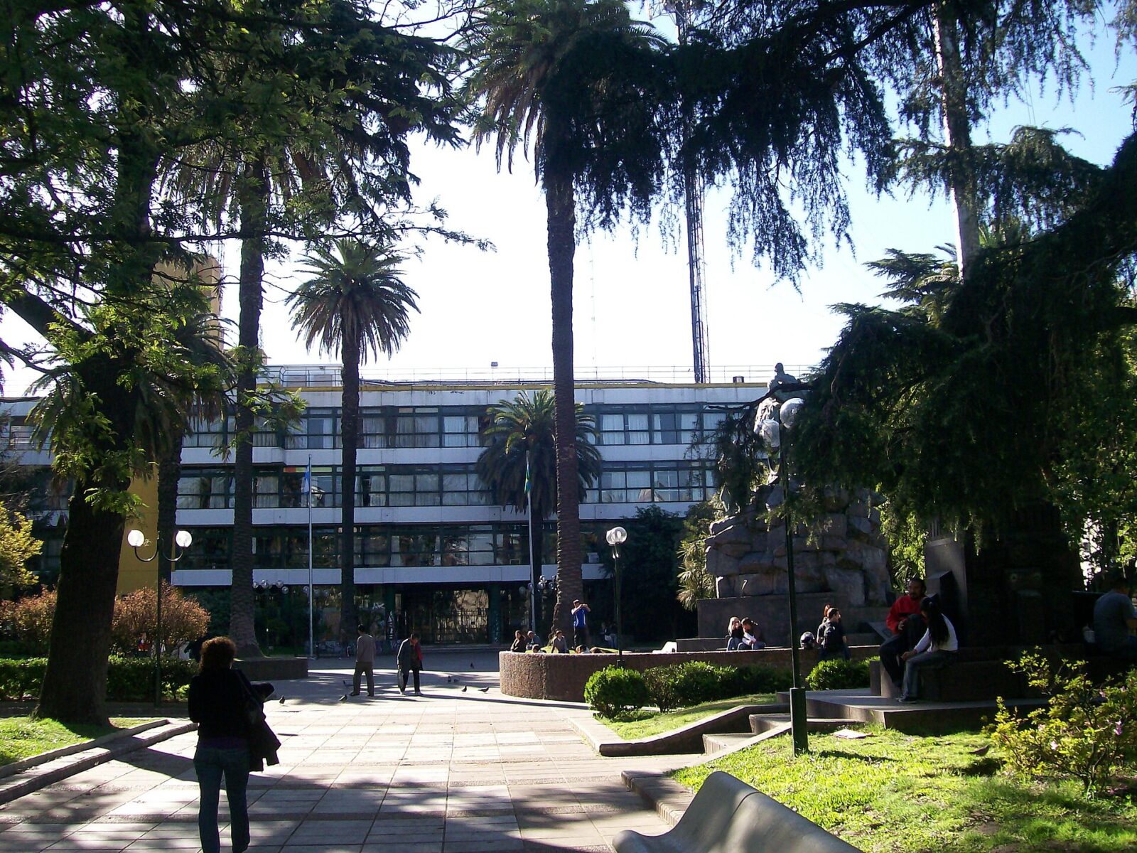 La plaza y la Municipalidad de General San Martín