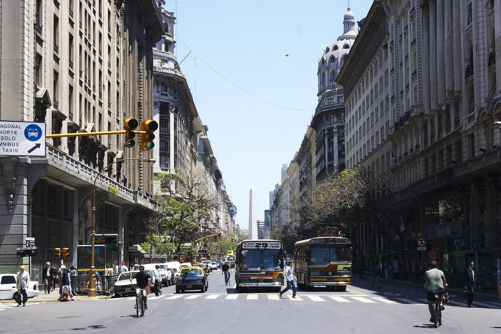 La Diagonal Norte, en el barrio de San Nicolás, con el Obelisco al fondo