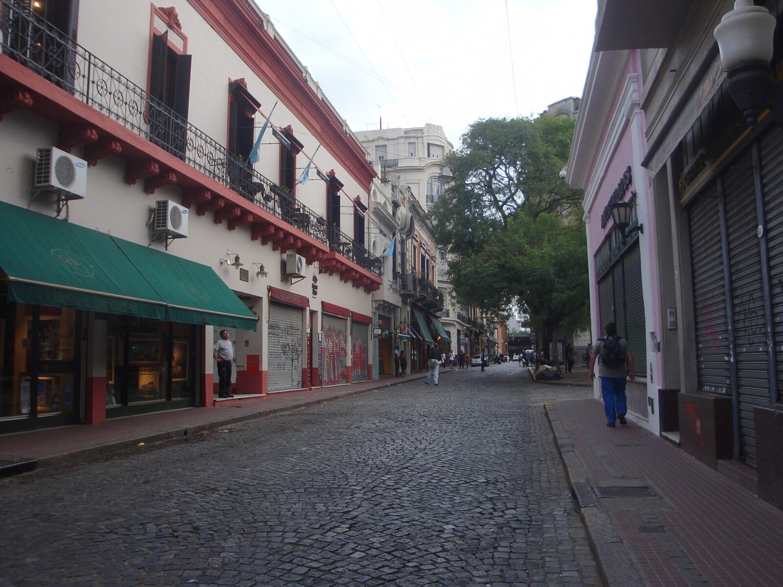 La calle Defensa a la altura de la Plaza Dorrego, en San Telmo