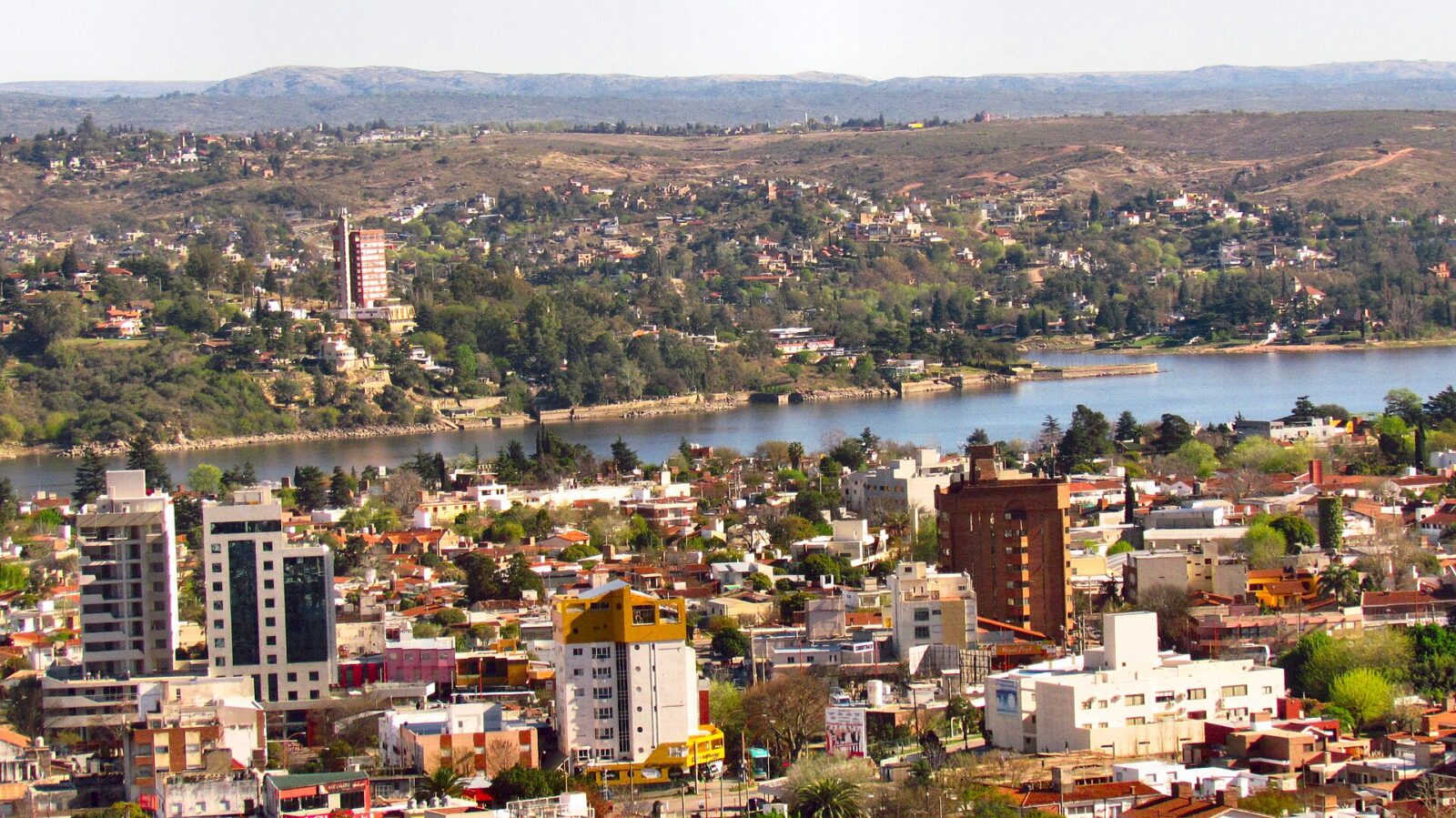 Villa Carlos Paz desde el aire, con el lago San Roque