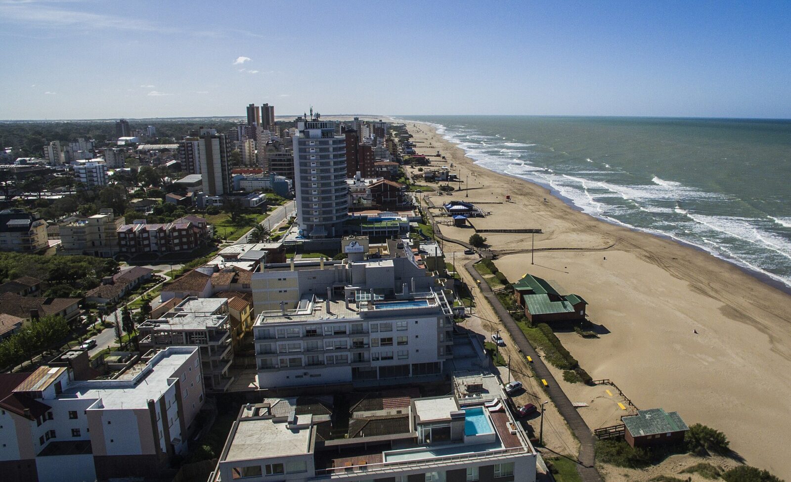 Villa Gesell desde el aire, con la playa y el bosque