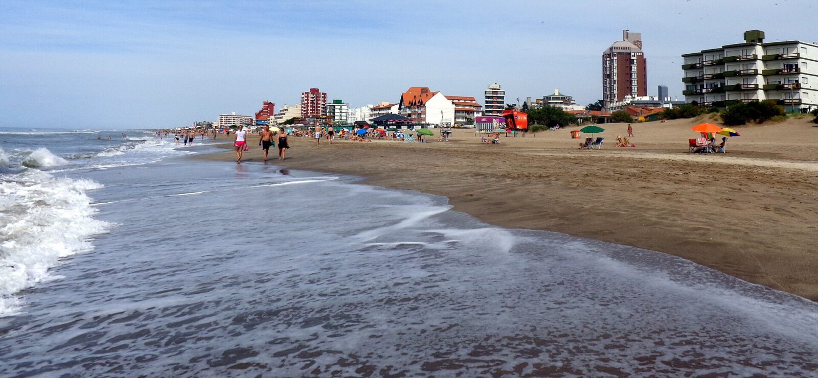 La playa de Villa Gesell, con las carpas y el mar