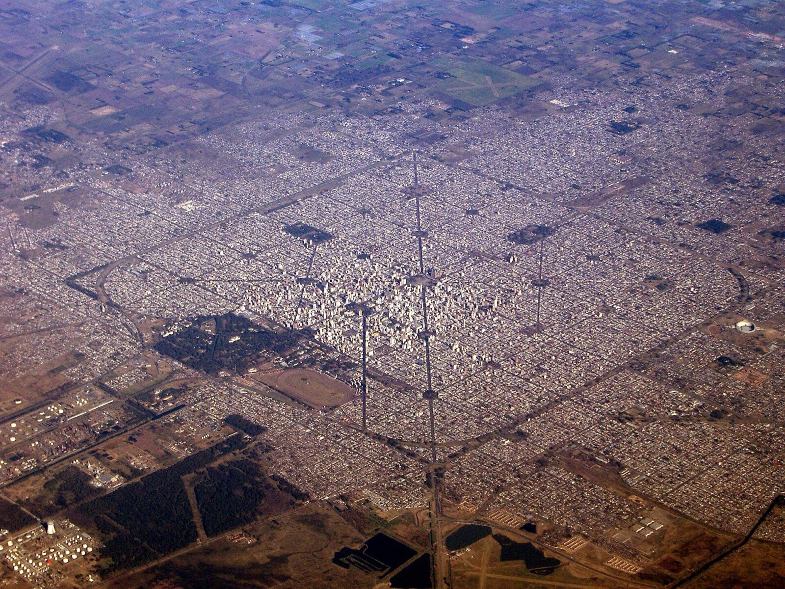 La Plata desde el aire: la cuadrícula del casco urbano y sus diagonales